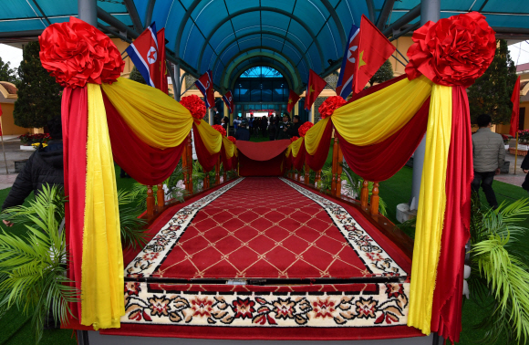 26일 베트남 동당역에서 김정은 위원장이 사용한 단상이 놓여 있다. 2019.2.26 박지환기자 popocar@seoul.co.kr