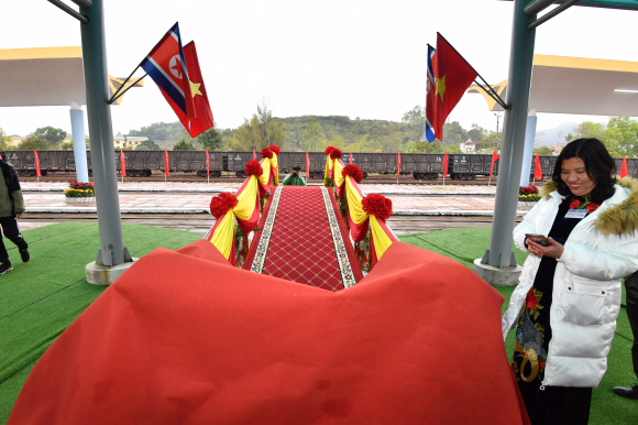 26일 베트남 동당역에서 김정은 위원장이 사용한 단상이 놓여 있다. 2019.2.26 박지환기자 popocar@seoul.co.kr