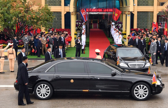 26일 베트남 동당역에서 북한 경호원이 김정은 위원장이 탑승할 벤츠차량과 마이바흐 차량 옆에서 철통 경호를 펼치고 있다.  2019.2.26 박지환기자 popocar@seoul.co.kr