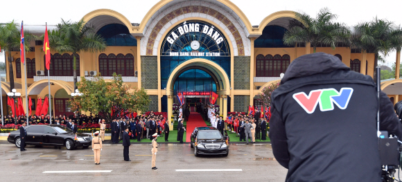 26일 베트남 동당역에서 베트남 국영방송인 TV가 현장을 생중계 하고 있다. 2019.2.26 박지환기자 popocar@seoul.co.kr