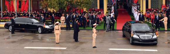 26일 베트남 동당역에서 북한 경호원이 김정은 위원장이 탐승할 차량을 경호하고 있다. .2019.2.26 박지환기자 popocar@seoul.co.kr