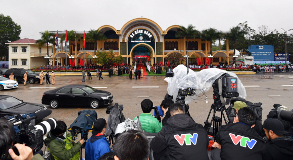 26일 베트남 동당역에서 취재진이 김정은 위원장의 도착을 기다리고 있다.  2019.2.26 박지환기자 popocar@seoul.co.kr