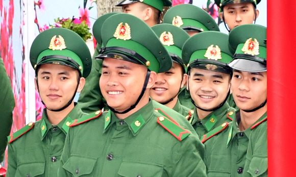 26일 베트남 동당역에서 북한 김정은 위원장의 경호를 맡은 군인들이 경호가 끝나자 밝은 표정을 짓고 있다.  2019.2.26 박지환기자 popocar@seoul.co.kr