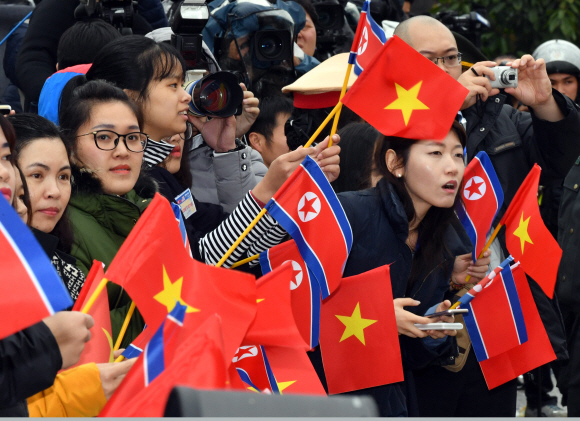 26일 베트남 동당역에서 베트남 시민들이 인공기와 베트남 국기를 들고 서 있다.  2019.2.26 박지환기자 popocar@seoul.co.kr