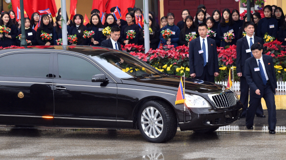 26일 베트남 동당역에서 북한 경호원이 김정은 위원장이 탑승할 벤츠차량과 마이바흐 차량 옆에서 철통 경호를 펼치고 있다.  2019.2.26 박지환기자 popocar@seoul.co.kr