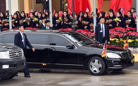 26일 베트남 동당역에서 북한 경호원이 김정은 위원장이 탑승할 벤츠차량과 마이바흐 차량 옆에서 철통 경호를 펼치고 있다.  2019.2.26 박지환기자 popocar@seoul.co.kr