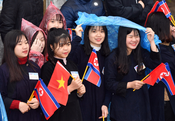 26일 베트남 동당역에서 베트남 시민들이 인공기와 베트남 국기를 들고 서 있다.  2019.2.26 박지환기자 popocar@seoul.co.kr