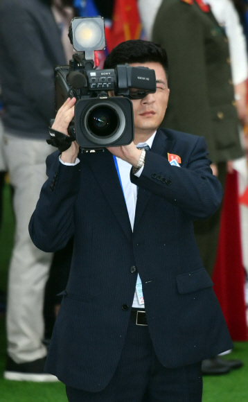 26일 베트남 동당역에서 북한기자들이 취재를 하고 있다.  2019.2.26 박지환기자 popocar@seoul.co.kr