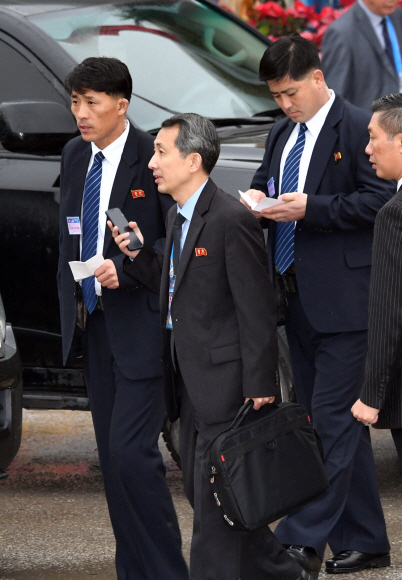 26일 베트남 동당역에서 북한 경호원이 경호준비를 하고 있다.2019.2.26 박지환기자 popocar@seoul.co.kr