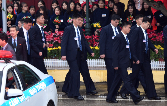 26일 베트남 동당역에서 북한 경호원이 경호준비를 하고 있다.2019.2.26 박지환기자 popocar@seoul.co.kr