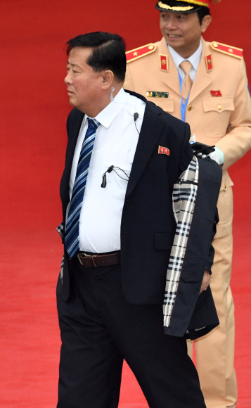 26일 베트남 동당역에서 북한 경호원이 경호준비를 하고 있다.2019.2.26 박지환기자 popocar@seoul.co.kr