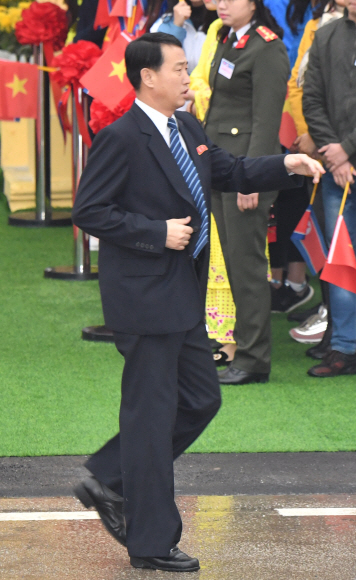 26일 베트남 동당역에서 북한 경호원이 경호준비를 하고 있다.2019.2.26 박지환기자 popocar@seoul.co.kr