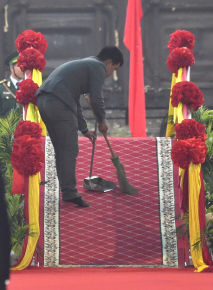 26일 베트남 동당역에서 북한 베트남 행사 관계자가 김정은 위원장이 사용할 단상을 정리하고 있다. 2019.2.26 박지환기자 popocar@seoul.co.kr