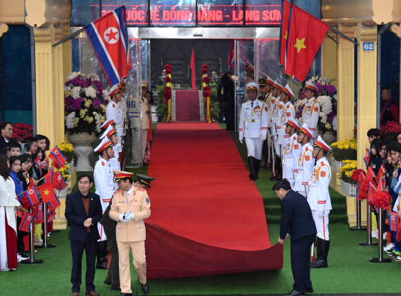 26일 베트남 동당역에서 베트남 행사 관계자가 카페트를 정리하고 있다.  2019.2.26 박지환기자 popocar@seoul.co.kr