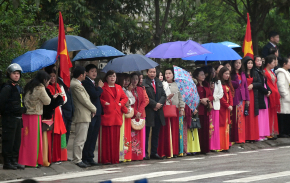 26일 베트남 동당역에서 베트남 시민들이 인공기와 베트남 국기를 들고 서 있다.  2019.2.26 박지환기자 popocar@seoul.co.kr