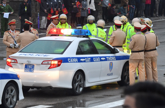 26일 베트남 동당역에서 김정은 위원장이 도착을 준비하는 경찰들이 분주한 모습을 보이고 있다.  2019.2.26 박지환기자 popocar@seoul.co.kr