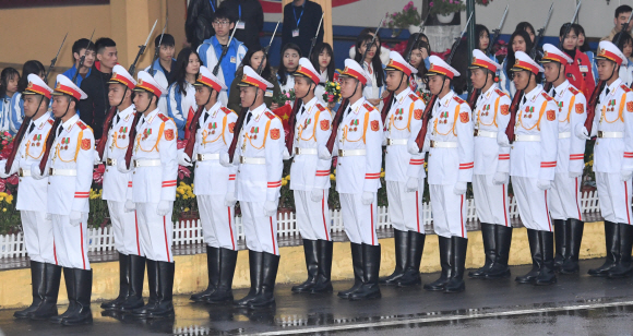 26일 베트남 동당역에서 베트남 의장대가 사열을 준비하고 있다.  2019.2.26 박지환기자 popocar@seoul.co.kr