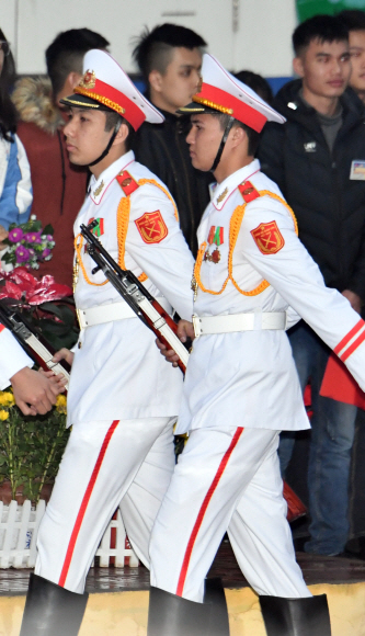 26일 베트남 동당역에서 베트남 의장대가 사열을 준비하고 있다.  2019.2.26 박지환기자 popocar@seoul.co.kr