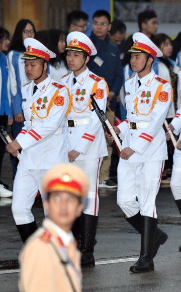 26일 베트남 동당역에서 베트남 의장대가 사열을 준비하고 있다.  2019.2.26 박지환기자 popocar@seoul.co.kr