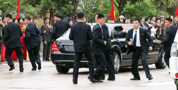 26일 베트남 동당역에서 김정은 위원장이 탑승한 차량이 일정구간을 벗어나지 경호원이 돌아서고 있다.  2019.2.26 박지환기자 popocar@seoul.co.kr