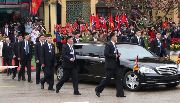 26일 베트남 동당역에서 김정은 위원장이 탑승한 차량을 경호원이 경호하고 있다. 2019.2.26 박지환기자 popocar@seoul.co.kr