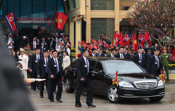 26일 베트남 동당역에서 김정은 위원장이 탑승한 차량을 경호원이 경호하고 있다. 2019.2.26 박지환기자 popocar@seoul.co.kr