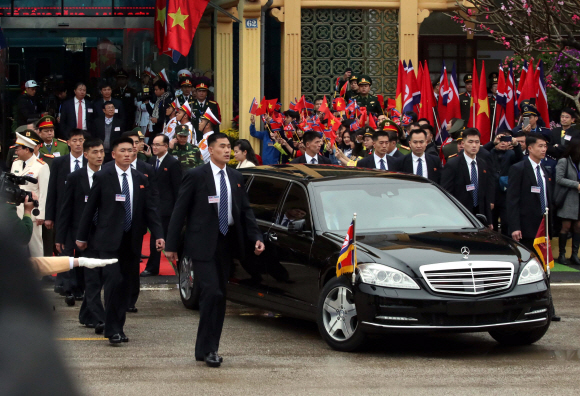 26일 베트남 동당역에서 김정은 위원장이 탑승한 차량을 경호원이 경호하고 있다. 2019.2.26 박지환기자 popocar@seoul.co.kr