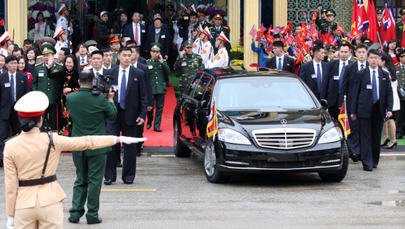 26일 베트남 동당역에서 김정은 위원장이 탑승한 차량을 경호원이 경호하고 있다. 2019.2.26 박지환기자 popocar@seoul.co.kr