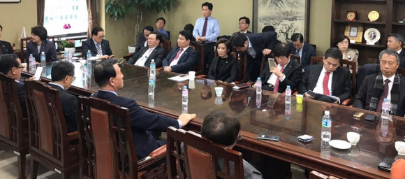 26일 자유한국당 의원들이 대검찰청을 방문하여 총장면담을 요구하며 기다리고 있다.2019.2.26   <자유한국당제공>