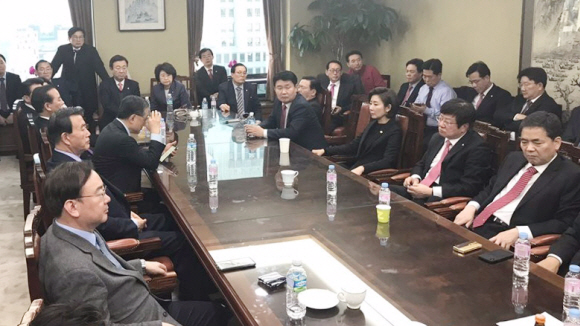 26일 자유한국당 의원들이 대검찰청을 방문하여 총장면담을 요구하며 기다리고 있다.2019.2.26   <자유한국당제공>