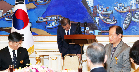 26일 오후 문재인 대통령이 청와대 충무실에서 제8기 국민추천포상에 참석해 국민추천포상을 수여하고 환담장에서 인사말을 하고 있다. 2019. 2. 26. 도준석 기자 pado@seoul.co.kr