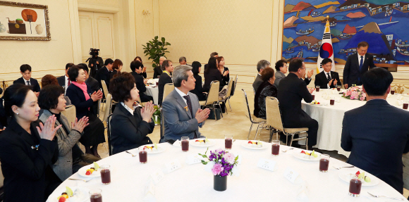 26일 오후 문재인 대통령이 청와대 충무실에서 제8기 국민추천포상에 참석해 국민추천포상을 수여하고 환담장에서 인사말을 하고 있다. 2019. 2. 26. 도준석 기자 pado@seoul.co.kr