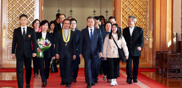 26일 오후 문재인 대통령이 청와대 충무실에서 제8기 국민추천포상에 참석해 국민추천포상을 수여하고 환담장으로 이동하고 있다. 2019. 2. 26. 도준석 기자 pado@seoul.co.kr