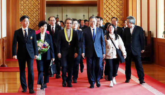 26일 오후 문재인 대통령이 청와대 충무실에서 제8기 국민추천포상에 참석해 국민추천포상을 수여하고 환담장으로 이동하고 있다. 2019. 2. 26. 도준석 기자 pado@seoul.co.kr