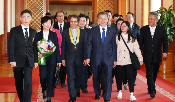 26일 오후 문재인 대통령이 청와대 충무실에서 제8기 국민추천포상에 참석해 국민추천포상을 수여하고 환담장으로 이동하고 있다. 2019. 2. 26. 도준석 기자 pado@seoul.co.kr