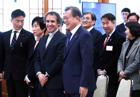 문재인 대통령이 26일 오후 청와대에서 열린 제8기 국민추천포상 수여식에 참석하고 있다. 2019. 2. 26. 도준석 기자 pado@seoul.co.kr