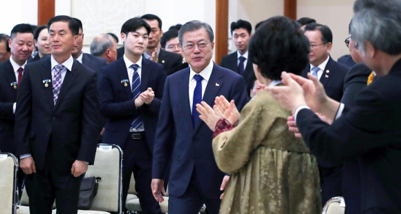 문재인 대통령이 26일 오후 청와대에서 열린 제8기 국민추천포상 수여식에 입장하고 있다. 2019. 2. 26. 도준석 기자 pado@seoul.co.kr