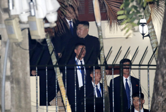 북한대사관 나서는 김정은