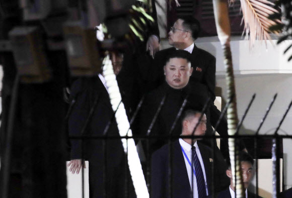 북한대사관 나서는 김정은