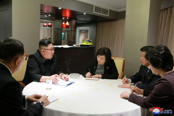 김정은 북한 국무위원장이 26일 베트남 하노이에 도착해 실무대표단의 보고를 받았다고 조선중앙통신이 27일 보도했다.  2019.2.27  연합뉴스