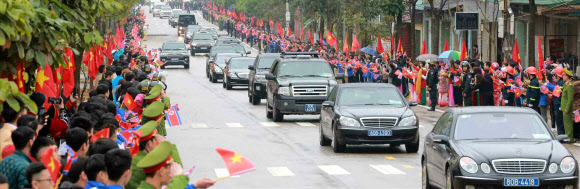 북한 노동당 기관지 노동신문은 27일자 1면에 김정은 국무위원장이 전날 도로변에 나온 인파의 환영을 받으며 벤츠 전용차를 타고 하노이에 입성하는 모습이 담긴 사진을 실었다. 2019.2.27  연합뉴스