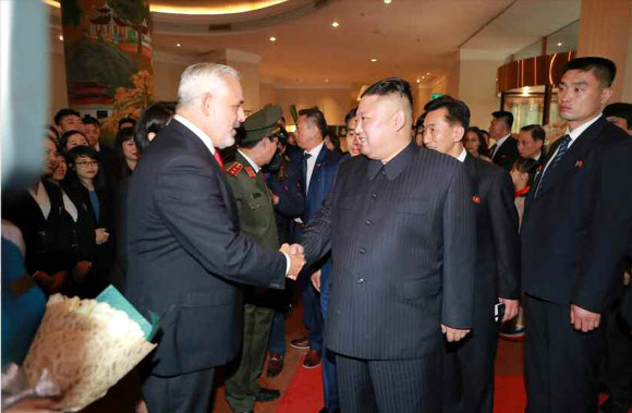 북한 노동당 기관지 노동신문은 27일자 1면에 김정은 국무위원장의 전날 베트남 도착 소식을 보도하면서 김 위원장이 숙소인 멜리아호텔에 들어서 호텔 총지배인과 악수하는 사진도 북한 주민들에게 공개했다. 2019.2.27  연합뉴스