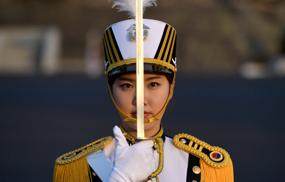 2019년 국방홍보원 홍보위원으로 위촉된 임미소가 국방일보 ‘필드오브네이비’ 코너를 통해 매달 해군 부대를 찾아가 장병들의 일상과 훈련을 체험하고 있다고 27일 전했다. 해군사관학교 일일 사관생도로 병영체험에 나선 프로골퍼 임미소가 해사 연병장에서 예식복 차림으로 지휘도를 잡은 채 생도들을 지휘하며 경례하고 있다. 2019.2.27  국방일보 제공