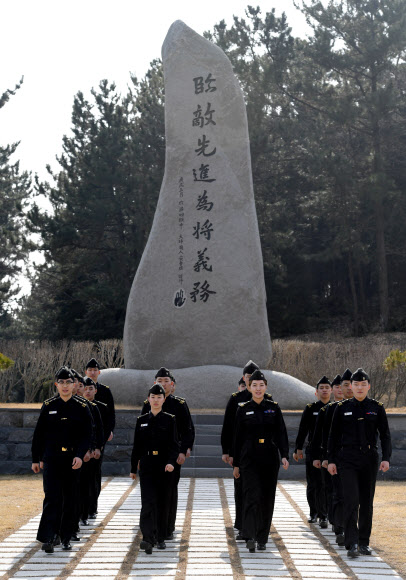 2019년 국방홍보원 홍보위원으로 위촉된 임미소가 국방일보 ‘필드오브네이비’ 코너를 통해 매달 해군 부대를 찾아가 장병들의 일상과 훈련을 체험하고 있다고 27일 전했다. 해군사관학교 일일 사관생도로 병영체험에 나선 프로골퍼 임미소가 해사 헌신광장 안중근 의사 유묵비 앞에서 생도들과 함께 열을 맞춰 걷고 있다. 2019.2.27  국방일보 제공