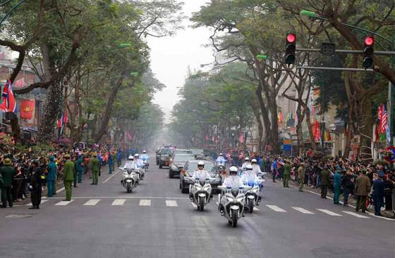 김정은 북한 국무위원장이 지난 26일 북미정상회담을 위해 베트남 랑선성 동당역에서 하노이로 이동하는 모습을 노동신문이 27일 보도했다. 2019.2.27 뉴스1
