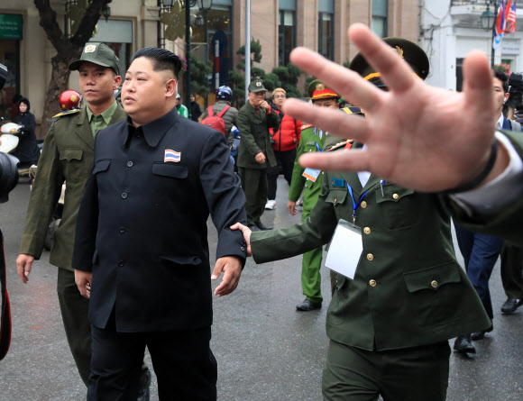 제2차 북미정상회담이 시작된 27일(현지시간) 회담장인 베트남 하노이 메트로폴 호텔 인근에서 김정은 분장을 한 사람이 공안에게 연행되고 있다. 2019.2.27  연합뉴스