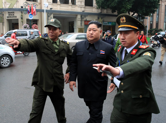 제2차 북미정상회담이 시작된 27일(현지시간) 회담장인 베트남 하노이 메트로폴 호텔 인근에서 김정은 분장을 한 사람이 공안에게 연행되고 있다. 2019.2.27  연합뉴스