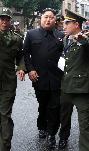 제2차 북미정상회담이 시작된 27일(현지시간) 회담장인 베트남 하노이 메트로폴 호텔 인근에서 김정은 분장을 한 사람이 공안에게 연행되고 있다. 2019.2.27  연합뉴스