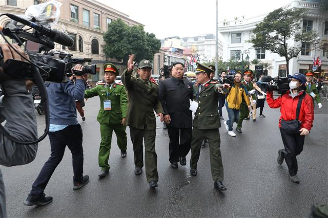 27일 오전 베트남 하노이 소피텔 레전드 메트로폴 호텔 앞에서 김정은 북한 국무위원장 행세를 하던 한 베트남인이 공안에 체포돼 연행되고 있다. 2019.2.27 뉴스1
