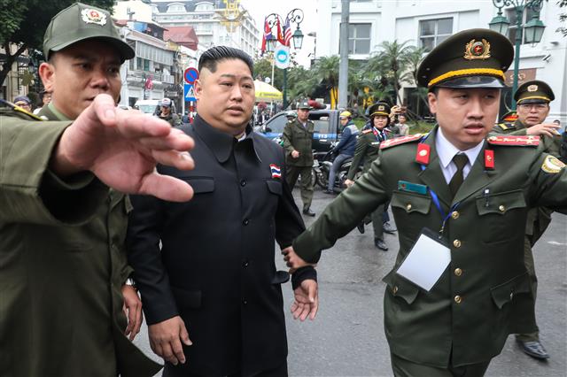 27일 오전 베트남 하노이 소피텔 레전드 메트로폴 호텔 앞에서 김정은 북한 국무위원장 행세를 하던 한 베트남인이 공안에 체포돼 연행되고 있다. 2019.2.27 뉴스1